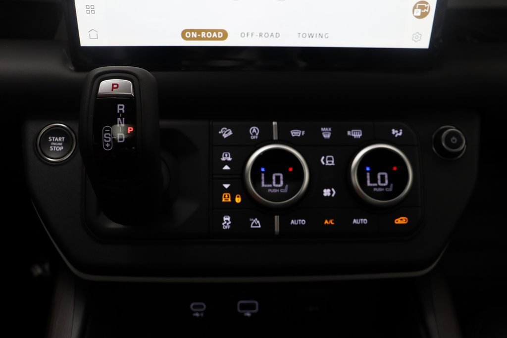 New 2024 Land Rover Defender 110 SE image 13