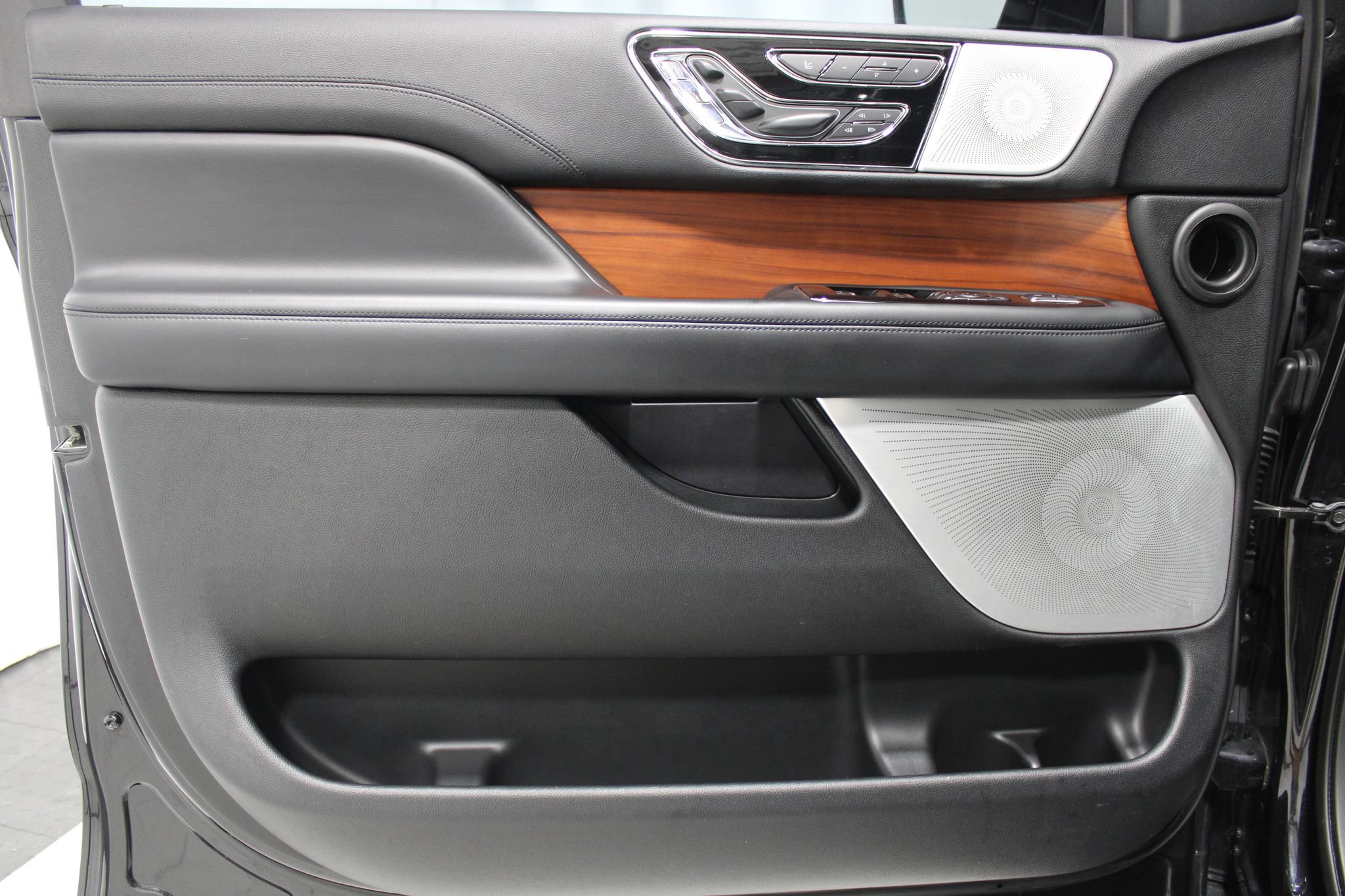 Used 2019 Lincoln Navigator Reserve AWD/4WD image 11