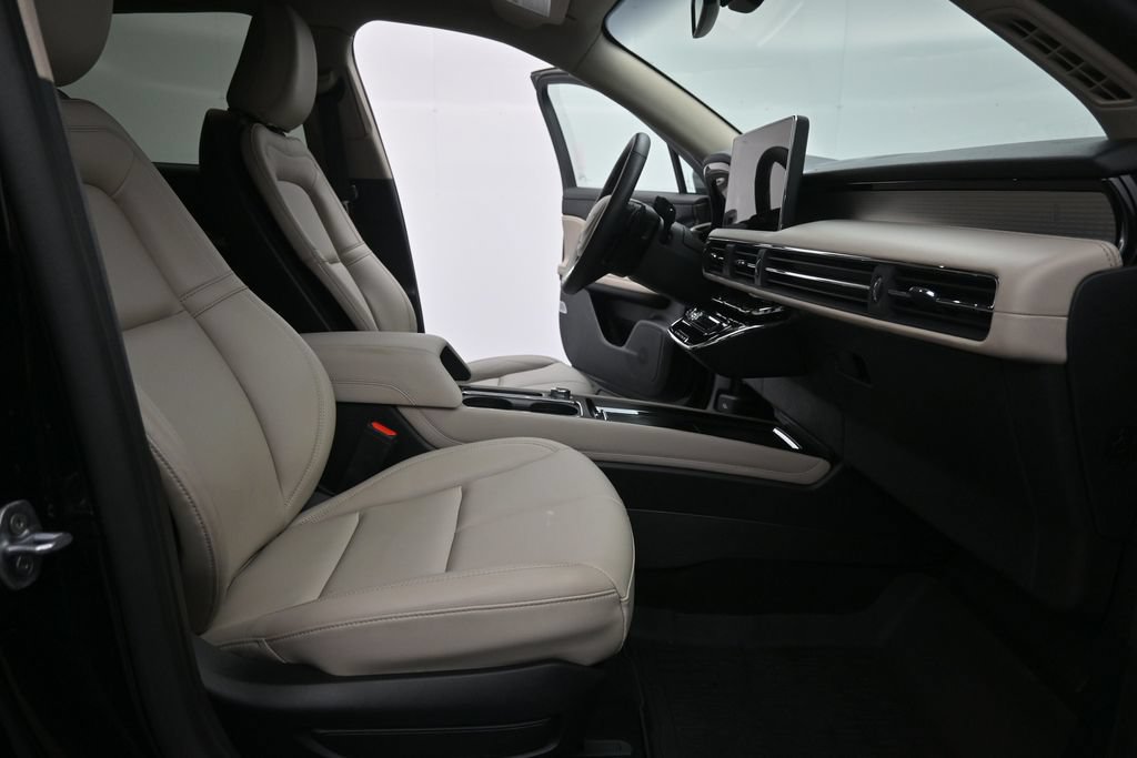 Used 2025 Lincoln Corsair AWD image 18
