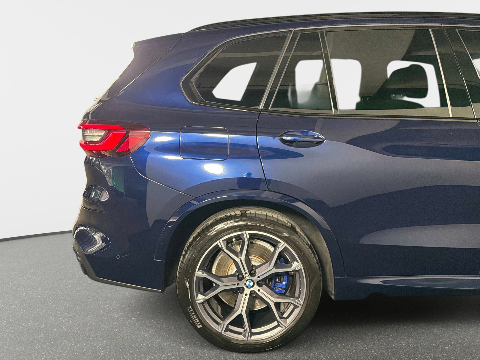Used 2021 BMW X5 M50i w/ Executive Package image 18