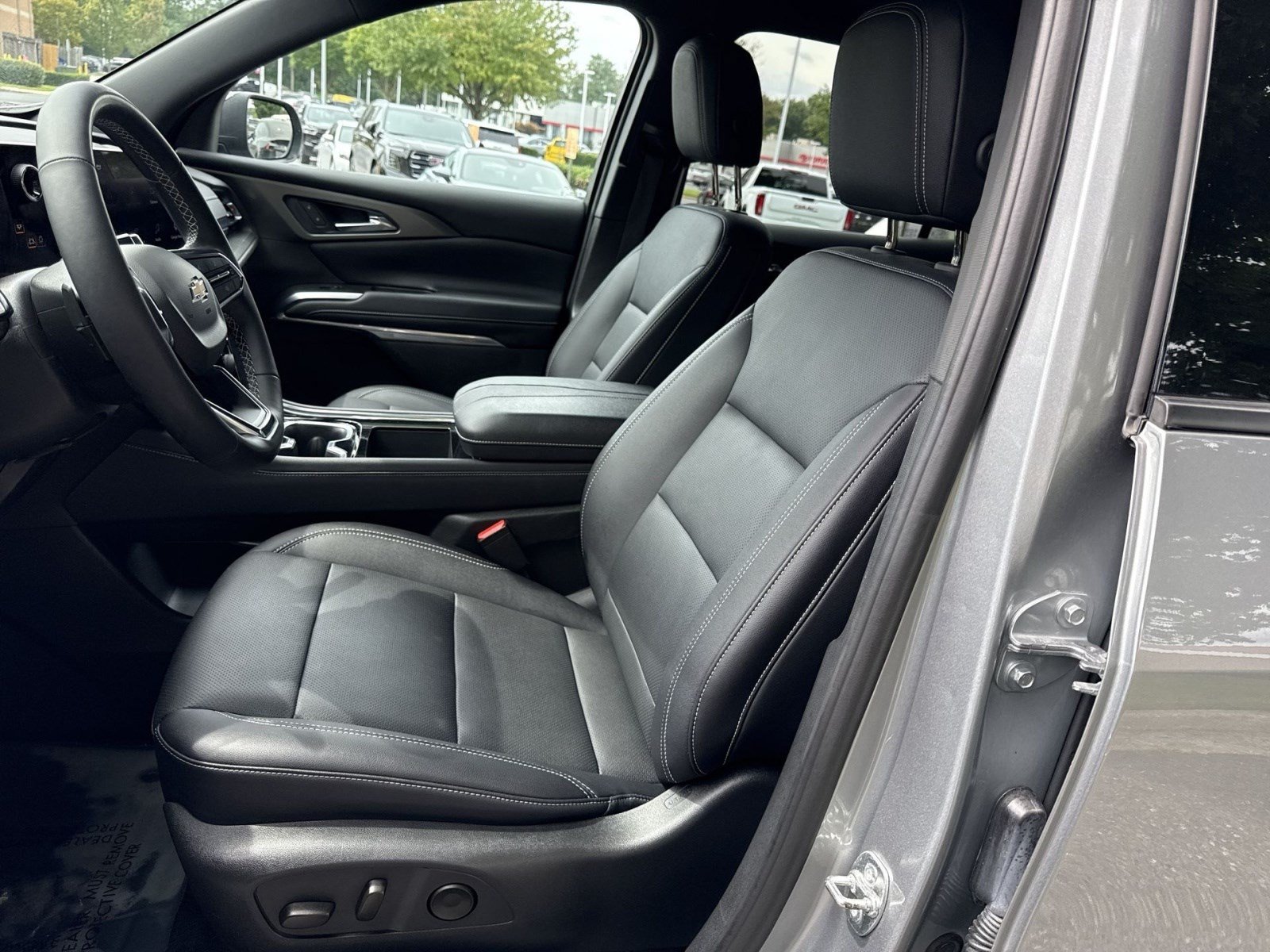 Used 2025 Chevrolet Traverse LT AWD/4WD image 13