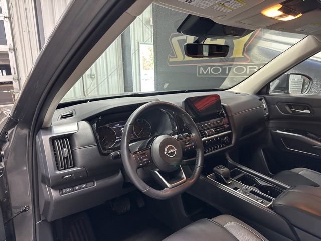 Used 2024 Nissan Pathfinder SL FWD image 5