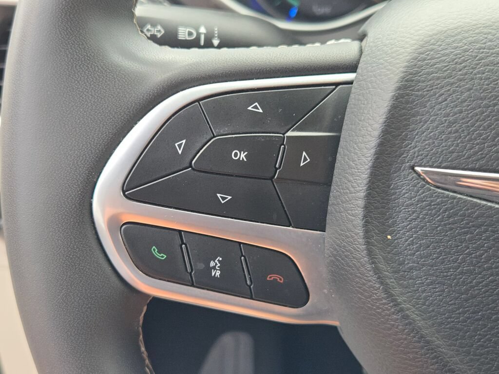 Used 2024 Chrysler Pacifica Limited FWD image 31