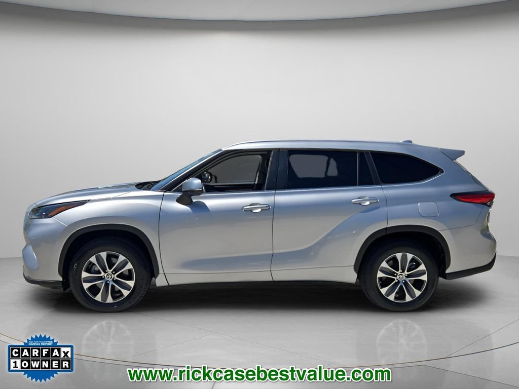Used 2023 Toyota Highlander XLE FWD image 3