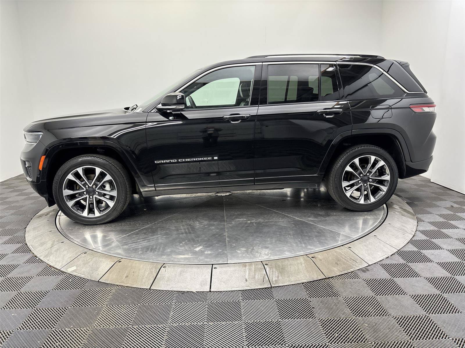 Used 2022 Jeep Grand Cherokee Overland AWD/4WD image 16