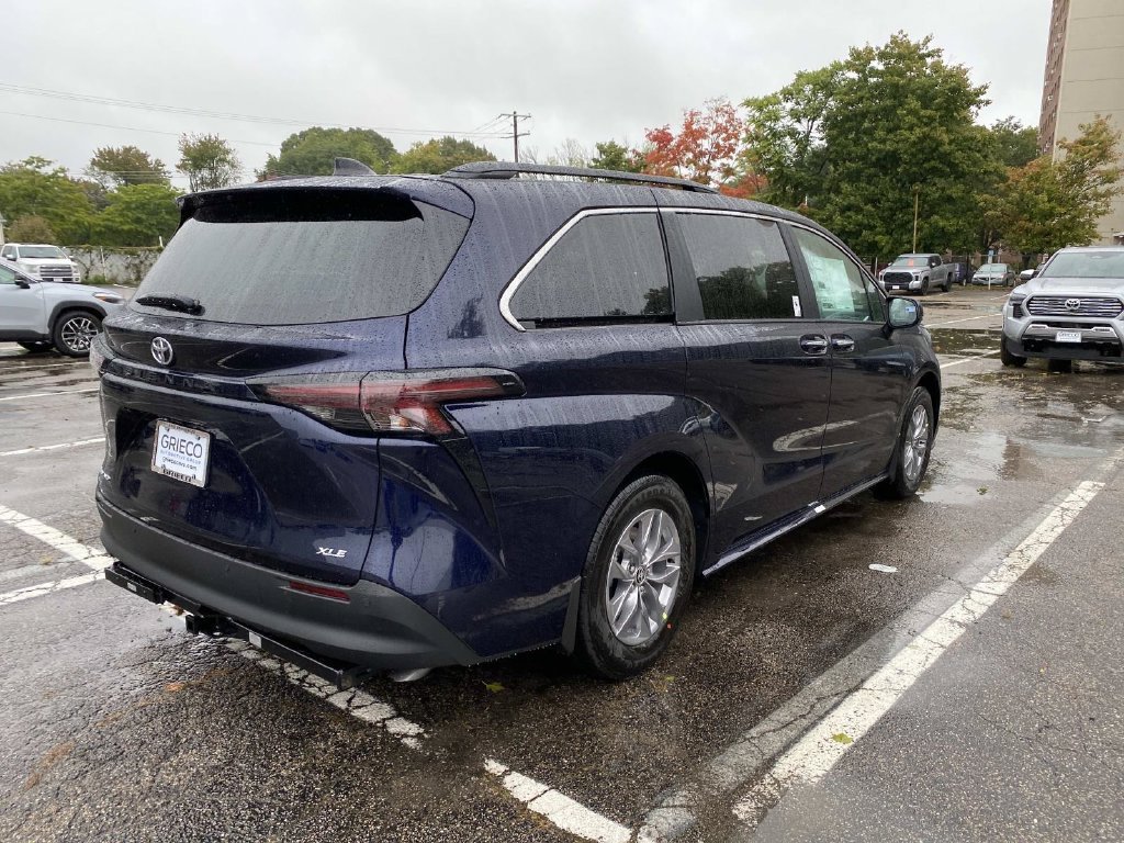New 2026 Toyota Sienna XLE AWD/4WD image 3