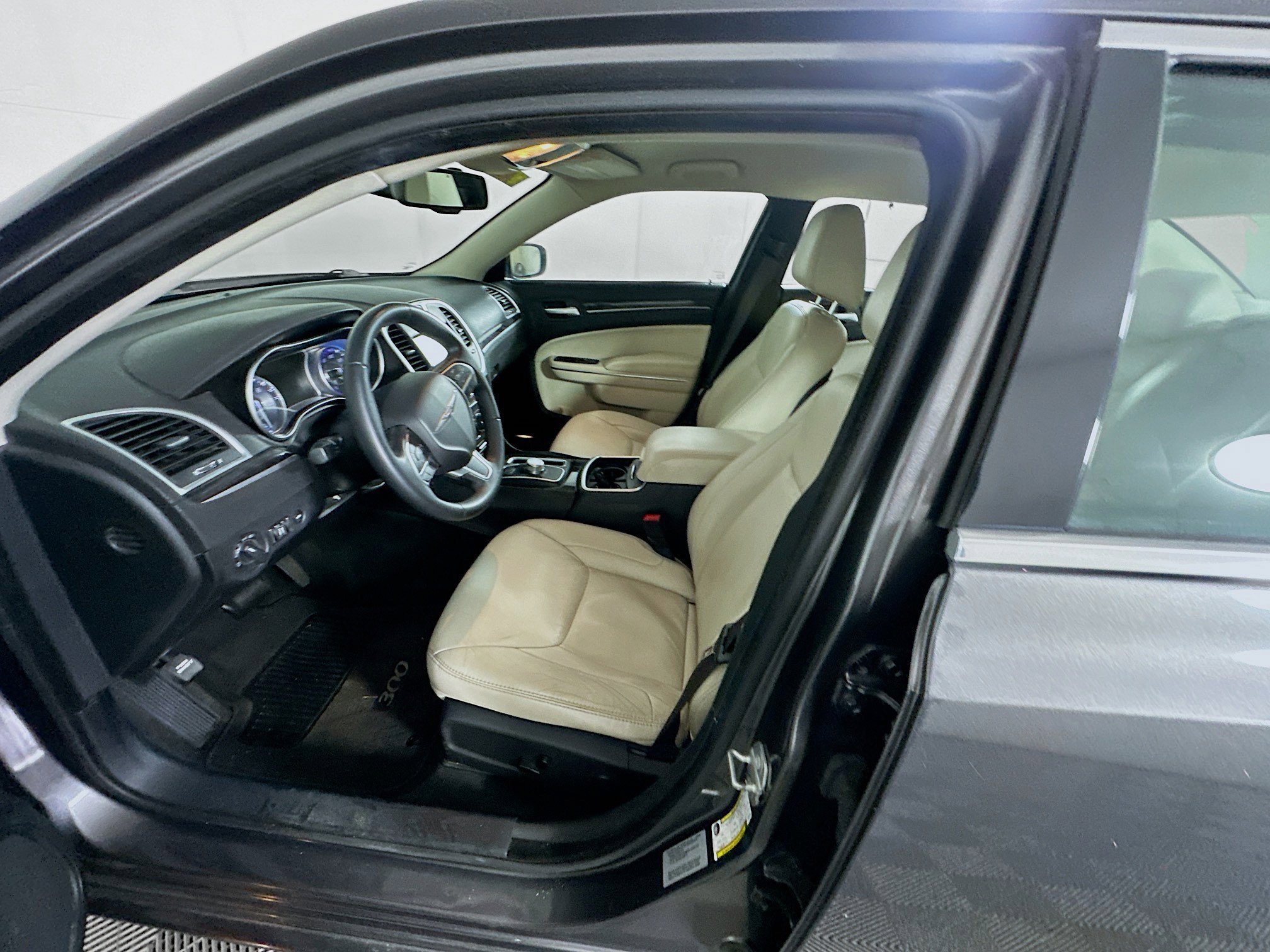 Used 2015 Chrysler 300 Limited RWD image 12