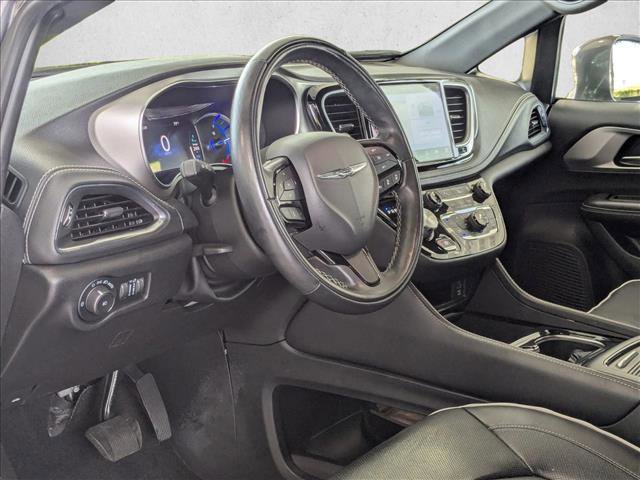 Used 2022 Chrysler Pacifica Limited w/ Uconnect Theater Family Group FWD image 10