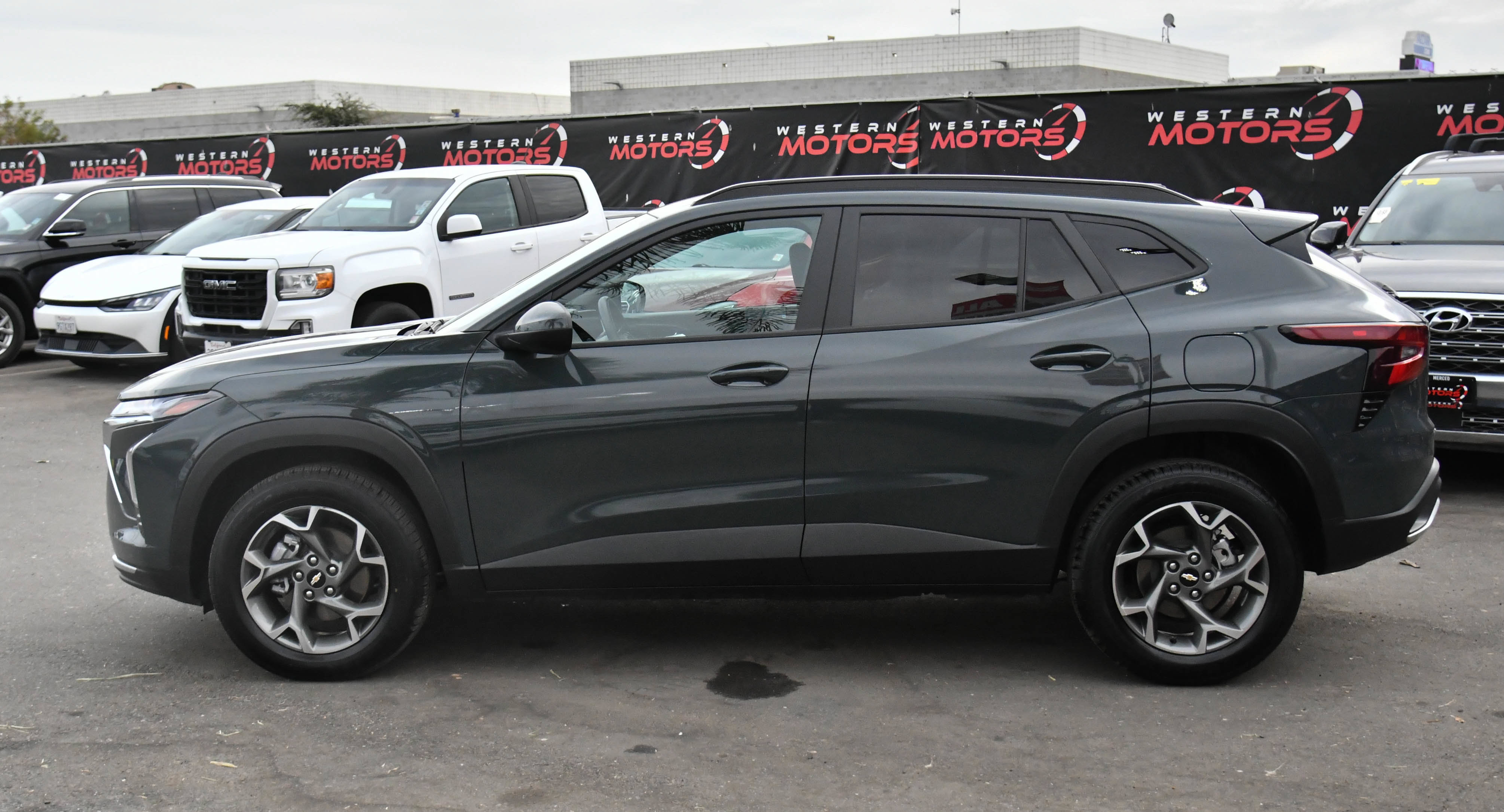 Used 2025 Chevrolet Trax LT FWD image 4