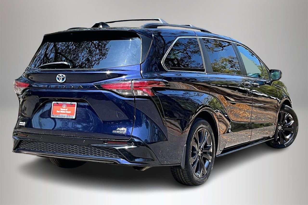 Used 2022 Toyota Sienna XSE w/ XSE Plus Package image 5