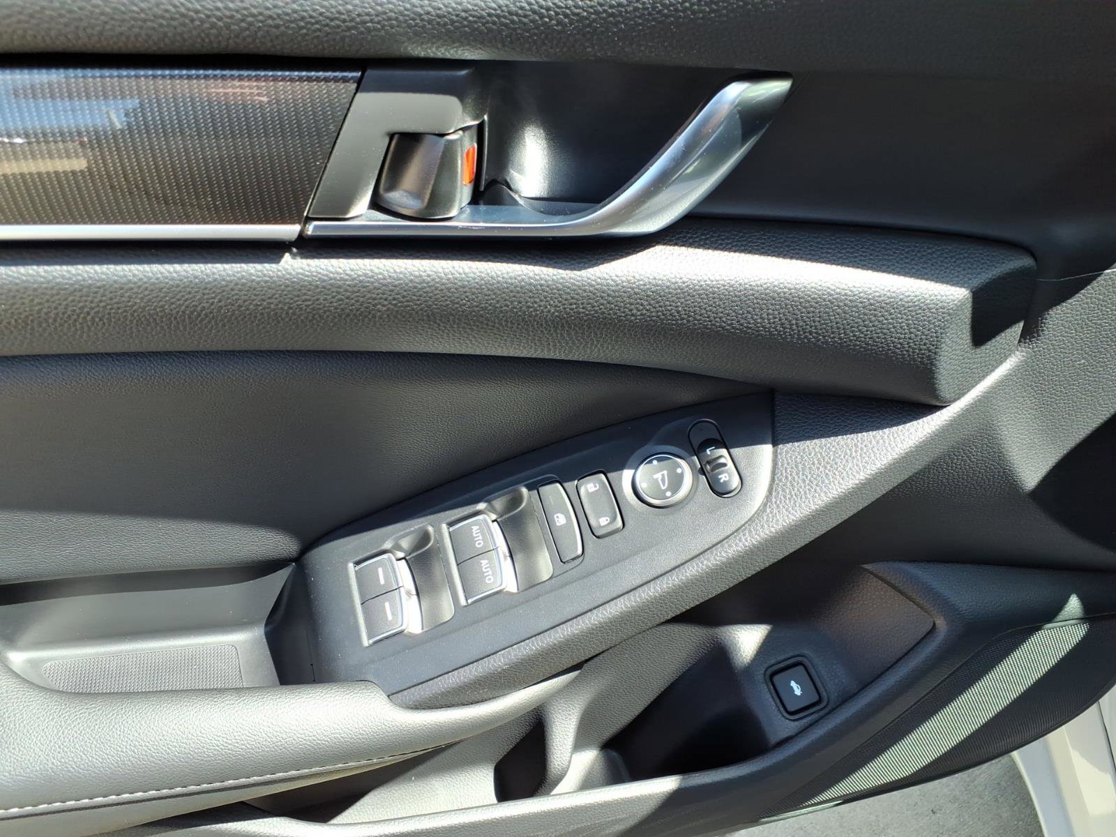 Used 2019 Honda Accord Sport image 14