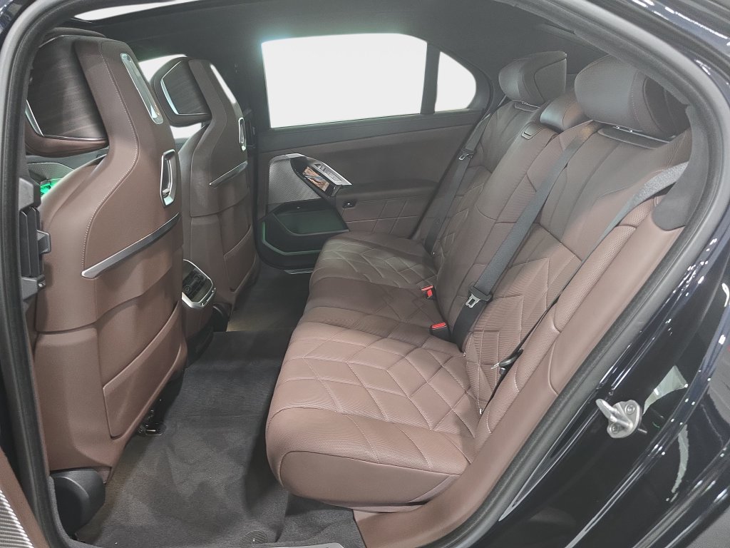 Certified 2023 BMW i7 xDrive60 AWD/4WD image 23