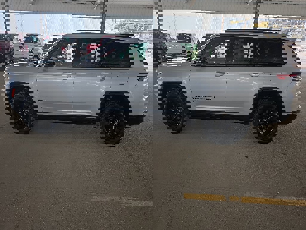 Used 2024 Jeep Grand Cherokee L Altitude image 8