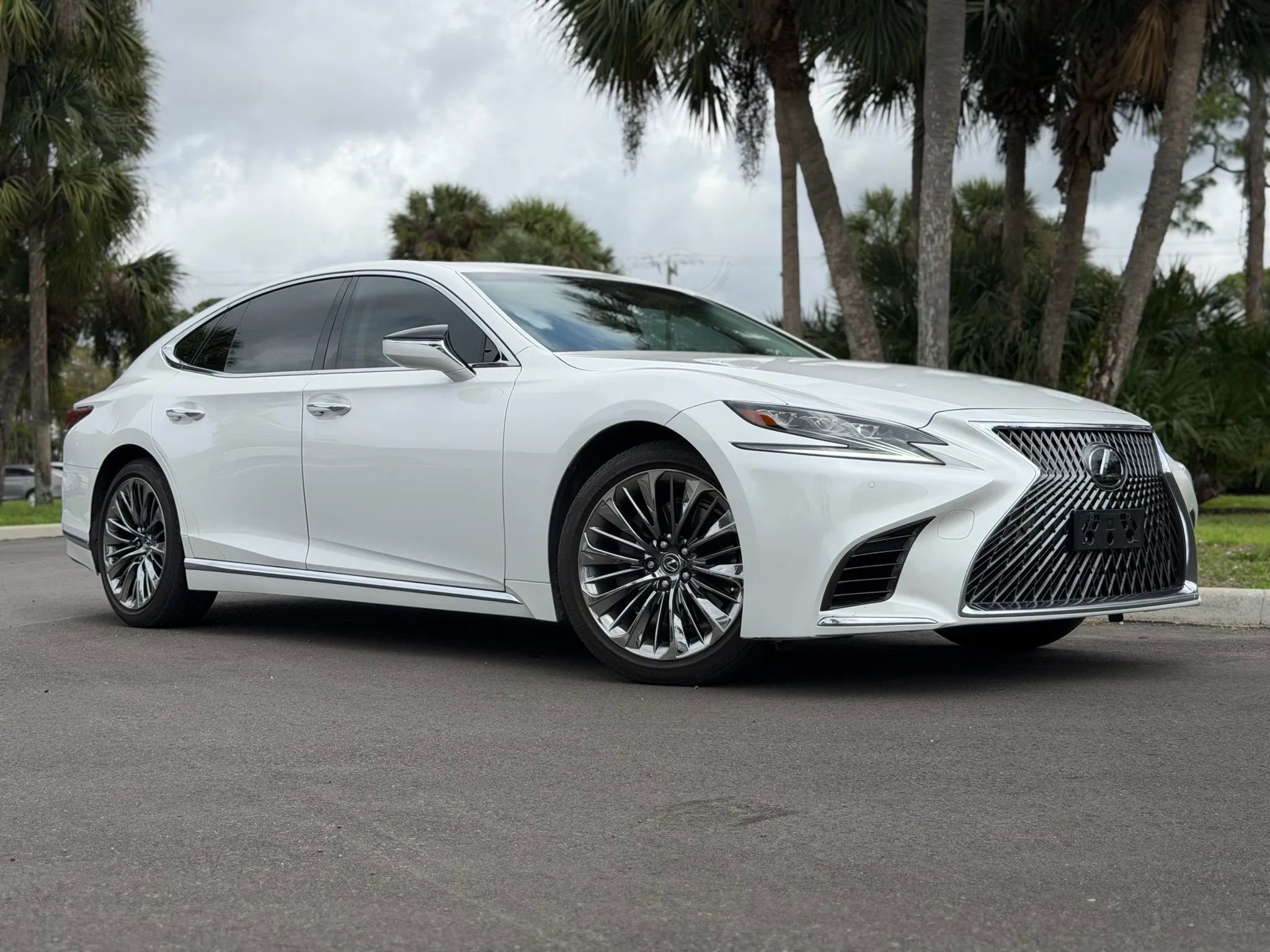 Used 2020 Lexus LS 500 w/ Accessory Package (Z2) image 3