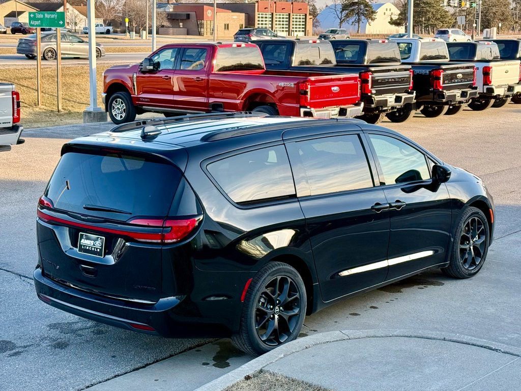 Used 2025 Chrysler Pacifica Limited image 5