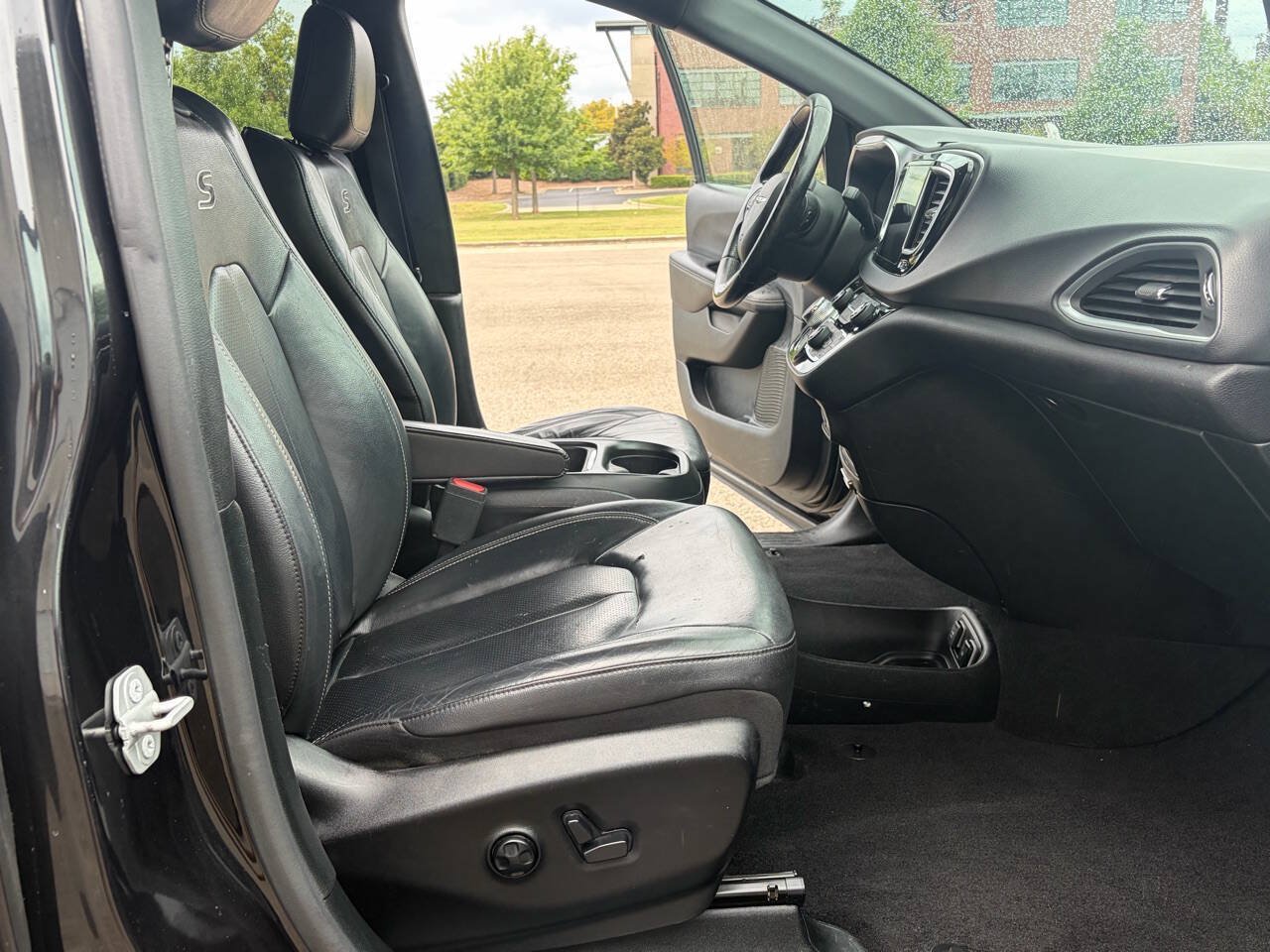 Used 2018 Chrysler Pacifica Touring-L w/ Premium Audio Group FWD image 17
