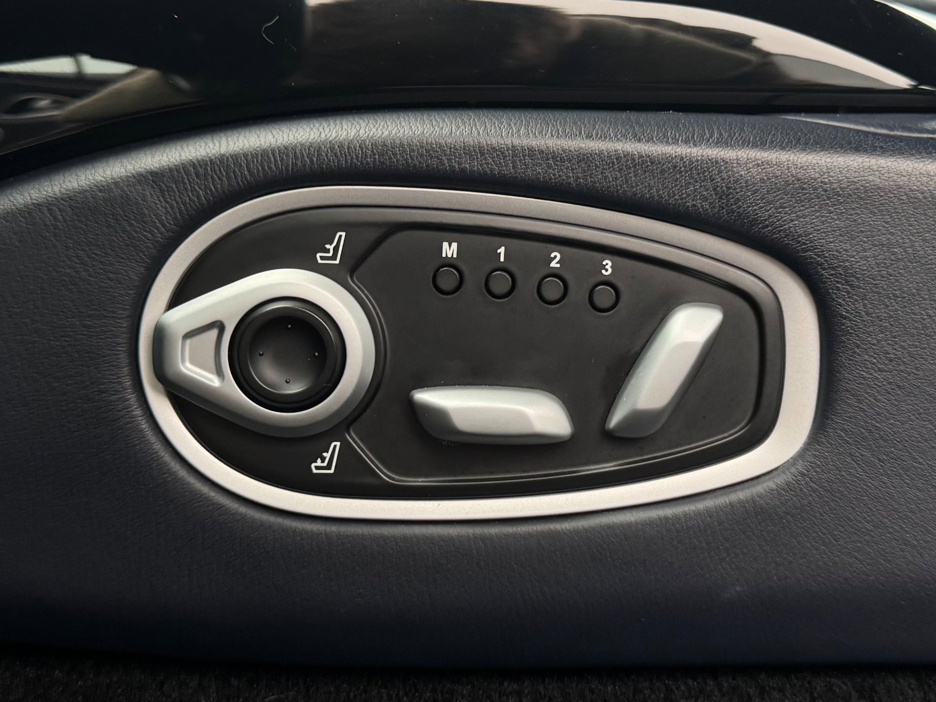 Used 2020 Aston Martin V8 Vantage Coupe image 18