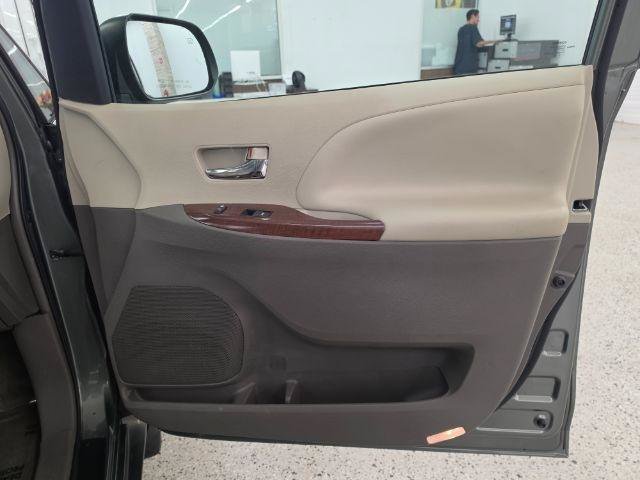 Used 2013 Toyota Sienna XLE FWD image 29