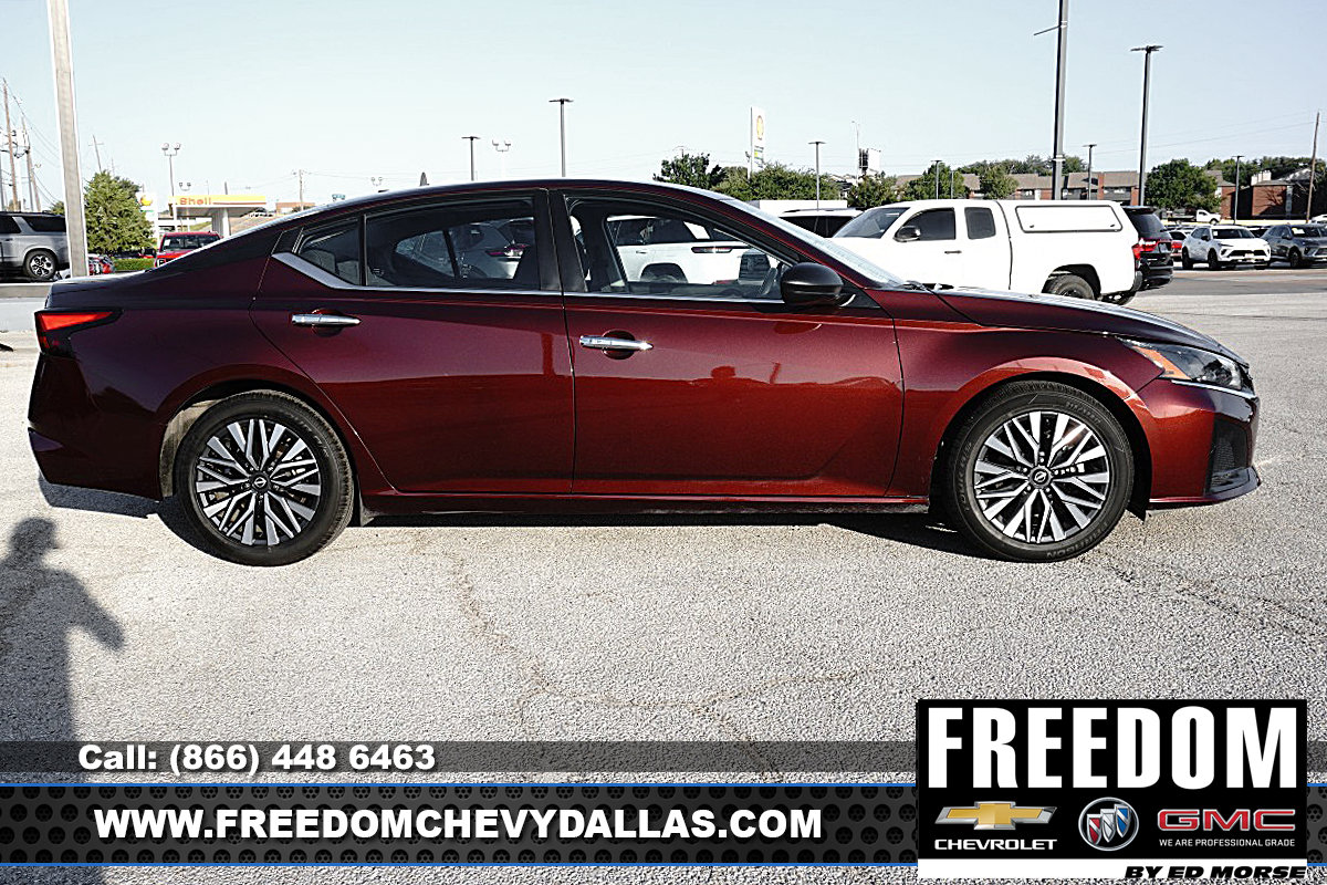Used 2024 Nissan Altima 2.5 SV FWD image 39