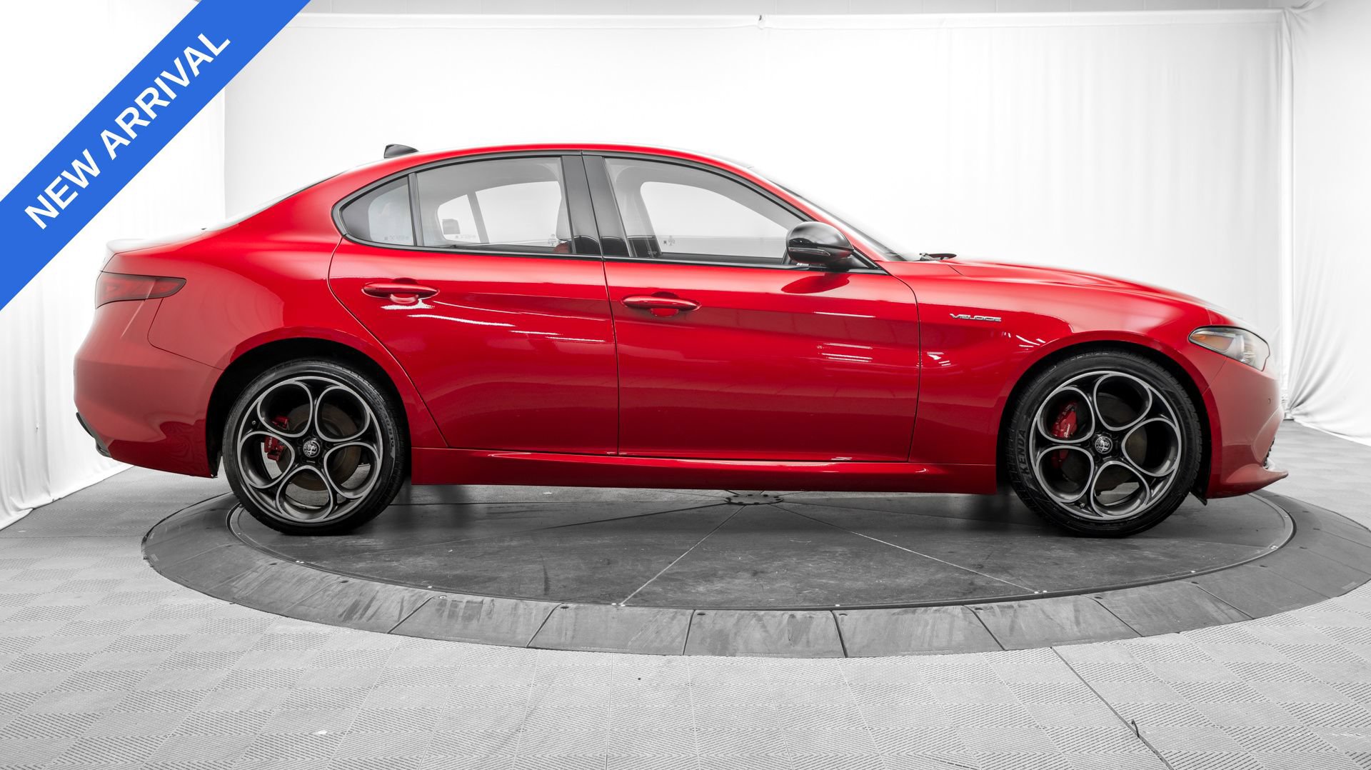 Used 2023 Alfa Romeo Giulia Veloce AWD/4WD image 8