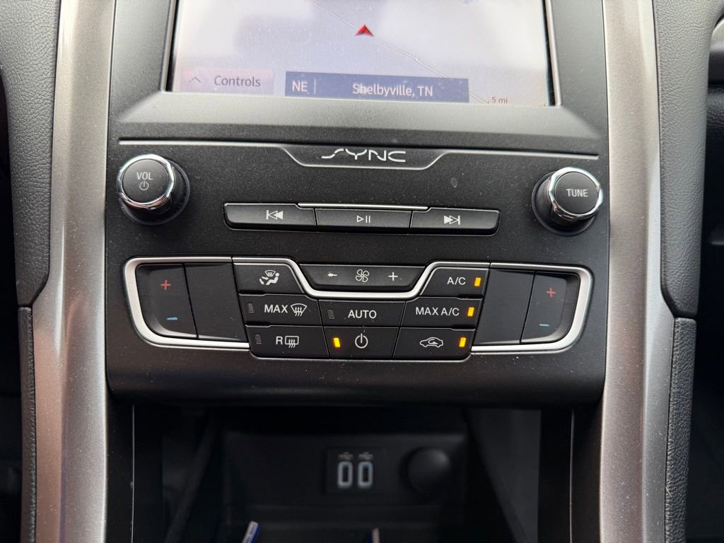 Used 2020 Ford Fusion SE FWD image 12