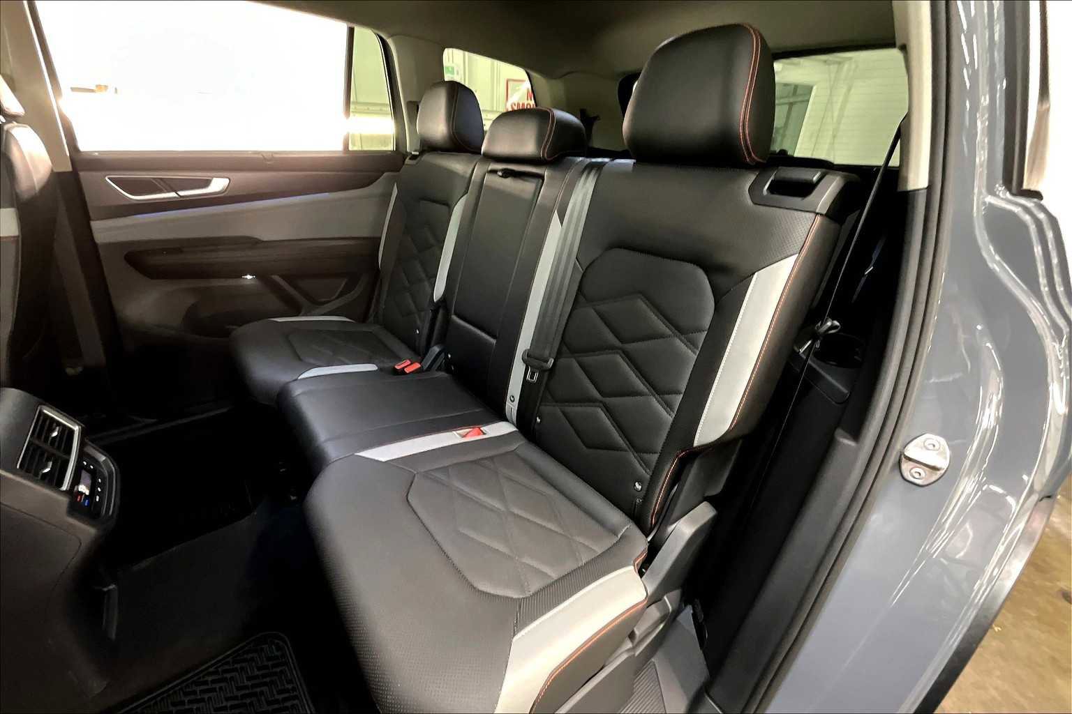 Used 2025 Volkswagen Atlas Peak Edition SE image 29