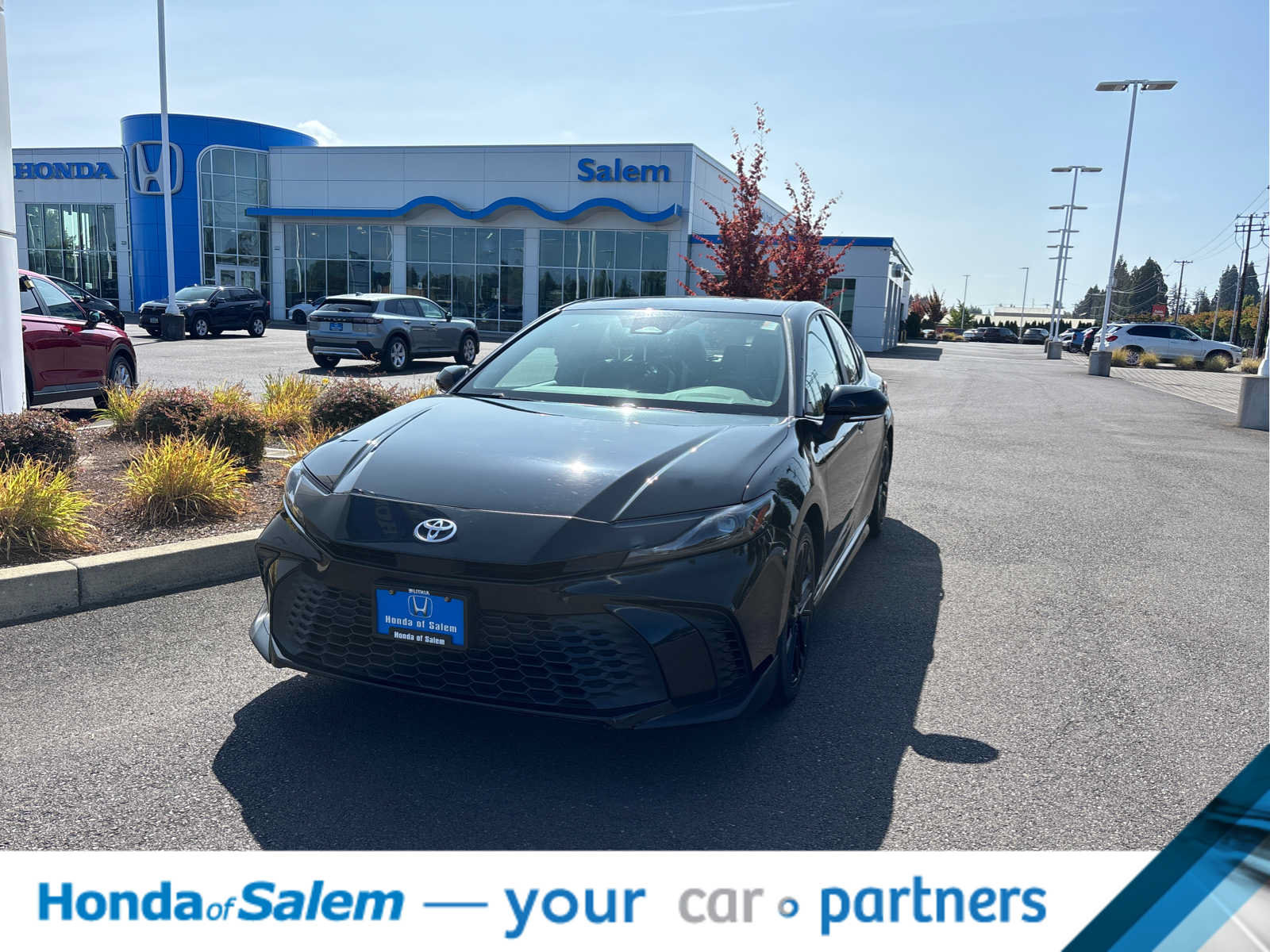 Used 2025 Toyota Camry SE FWD image 1