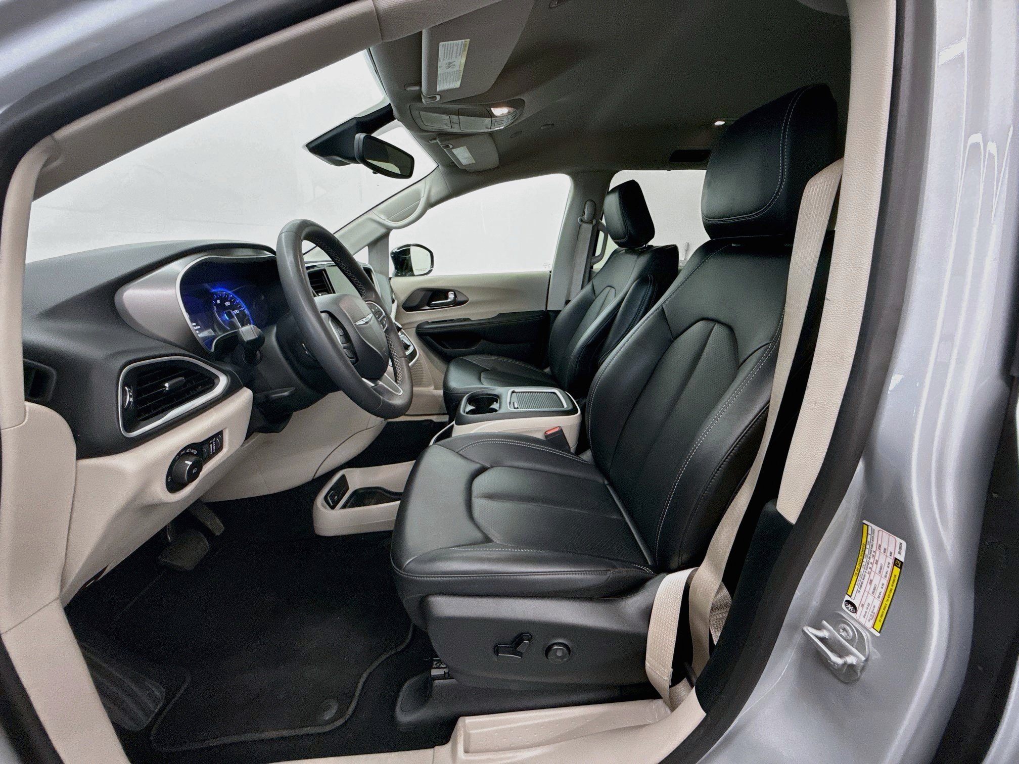 Used 2024 Chrysler Pacifica Touring-L FWD image 13