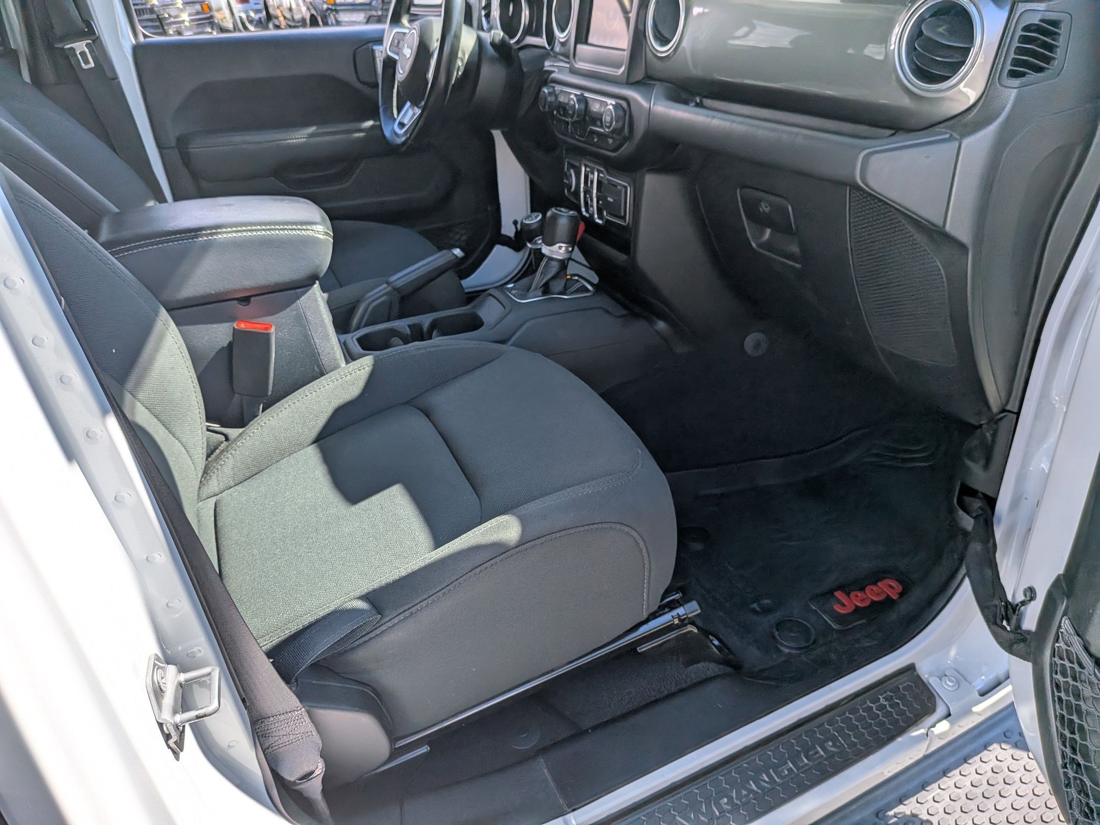Used 2019 Jeep Wrangler Unlimited Sahara image 30