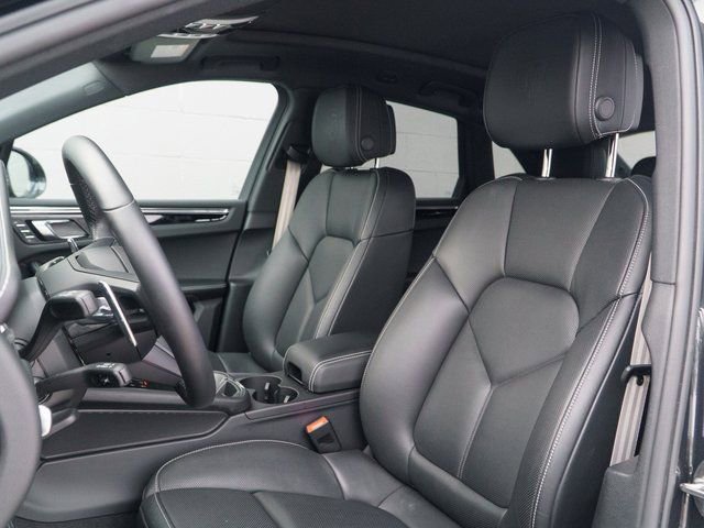 Certified 2025 Porsche Macan image 5