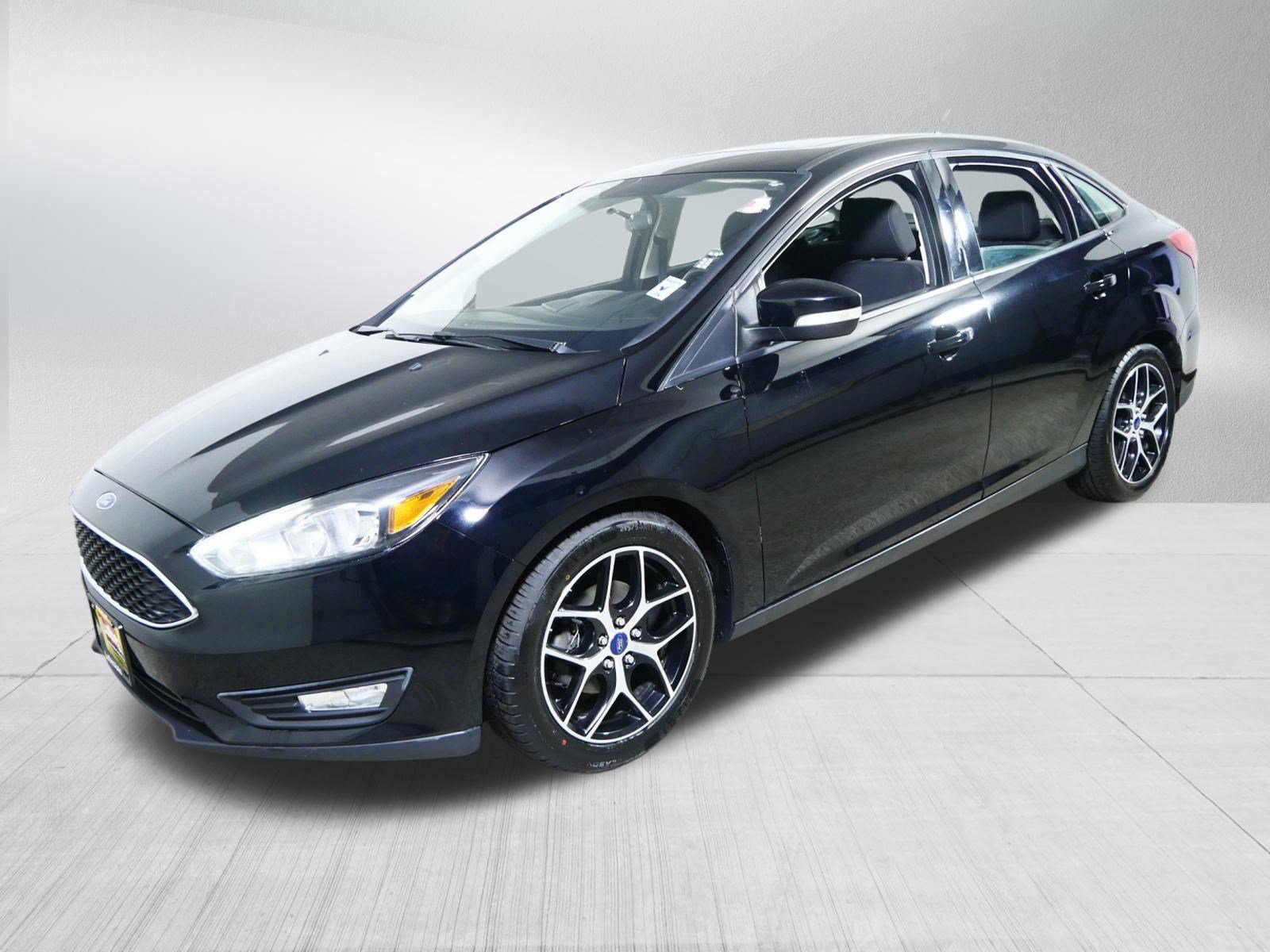 Used 2017 Ford Focus SEL w/ Cold Weather Package FWD image 3