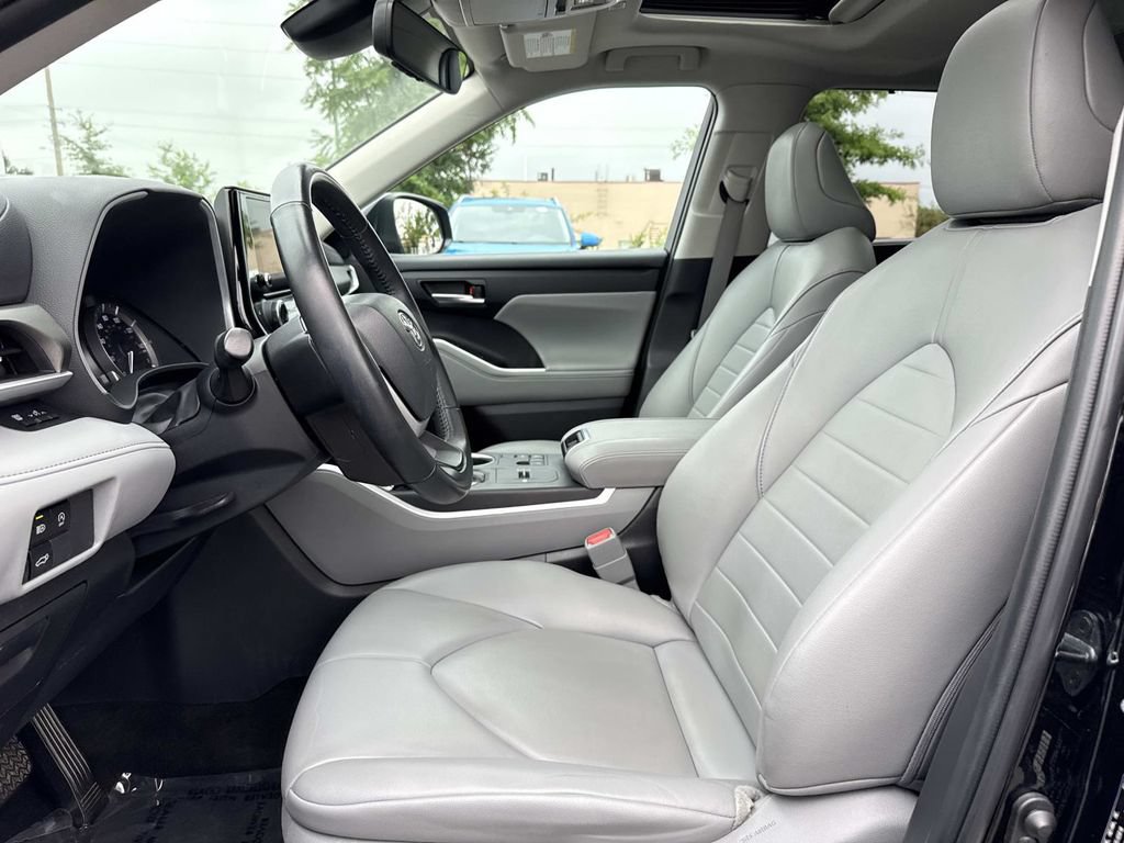Used 2023 Toyota Highlander XLE FWD image 8