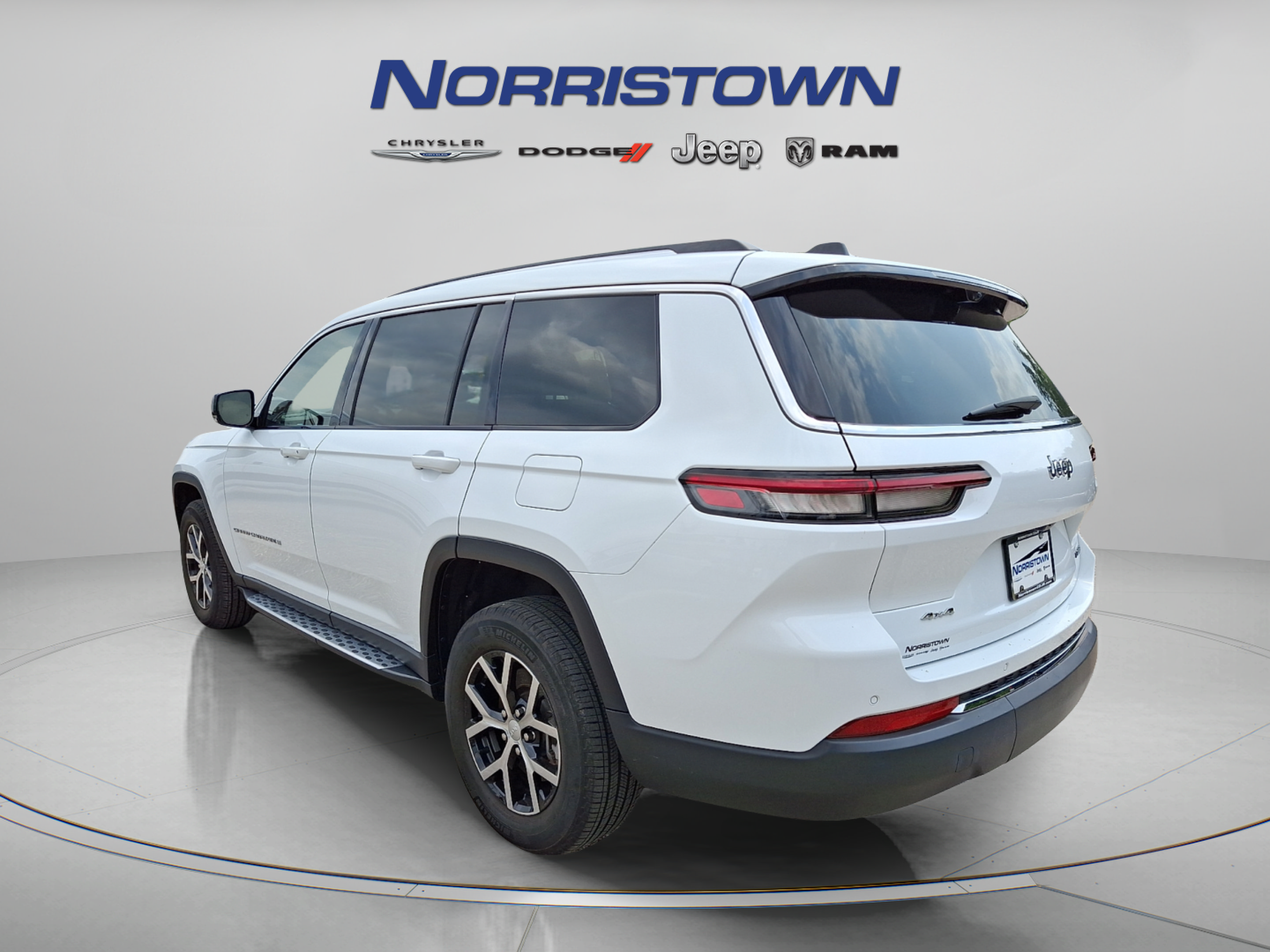 Used 2023 Jeep Grand Cherokee L Limited w/ Luxury Tech Group II AWD/4WD image 4