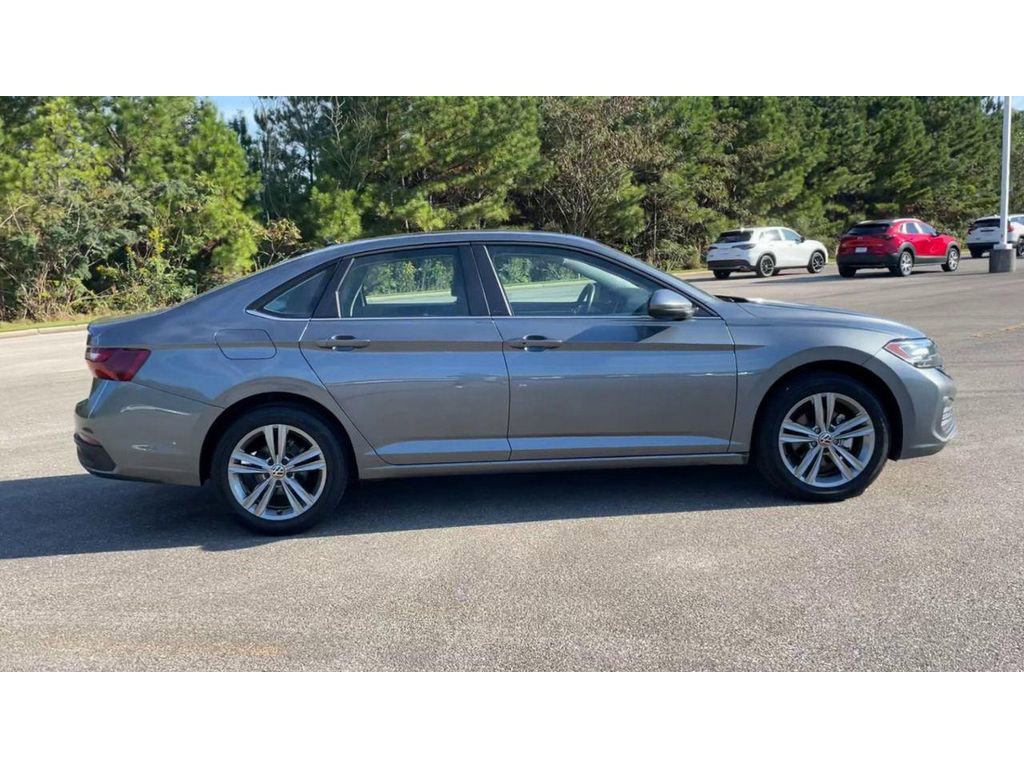 Used 2024 Volkswagen Jetta SE image 9