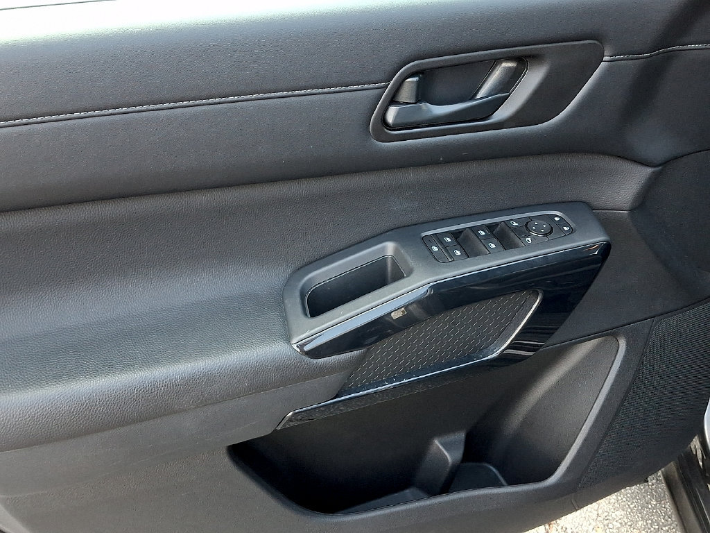 Used 2025 Nissan Pathfinder SV AWD/4WD image 12