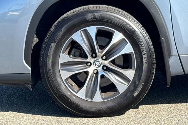 Used 2022 Toyota Highlander XLE AWD/4WD image 36