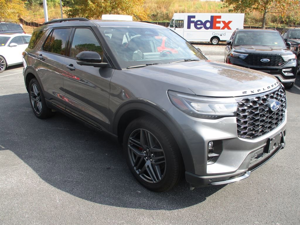 Used 2025 Ford Explorer ST image 2