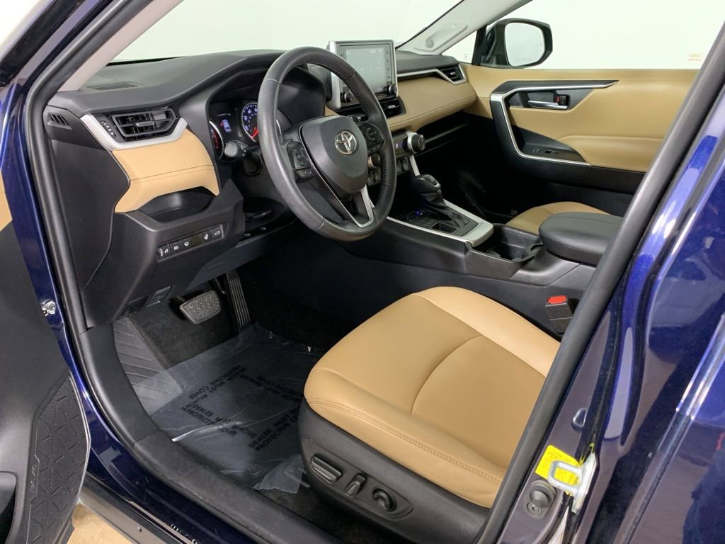 Used 2021 Toyota RAV4 XLE Premium AWD/4WD image 31