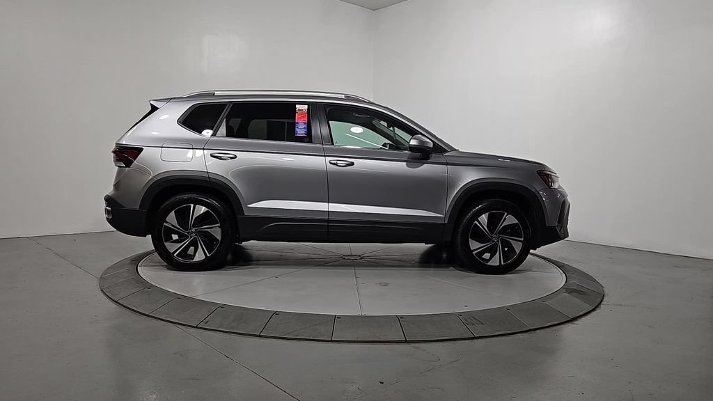 Used 2025 Volkswagen Taos SE w/ Panoramic Sunroof Package AWD/4WD image 8