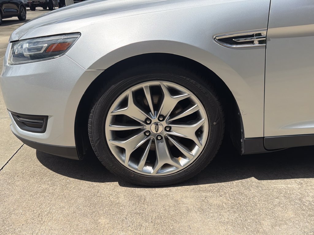 Used 2015 Ford Taurus Limited FWD image 11