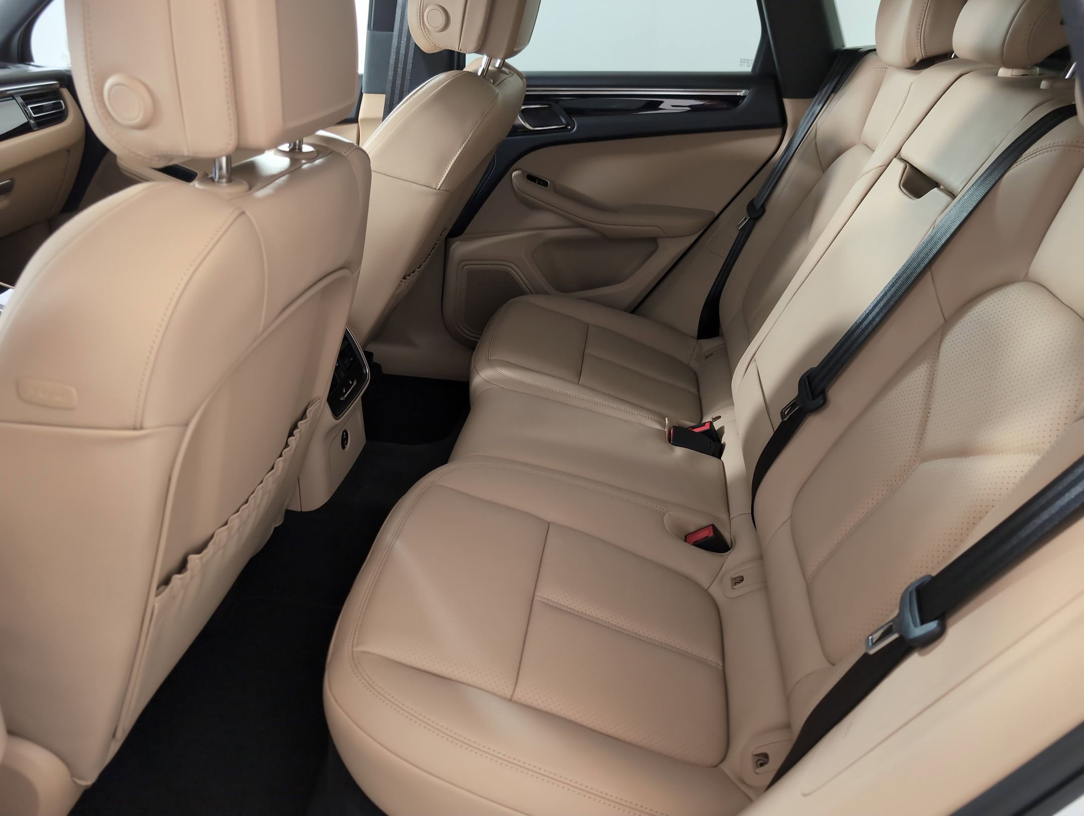 Certified 2025 Porsche Macan AWD/4WD image 19