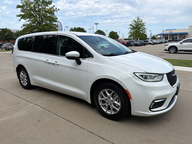 Used 2023 Chrysler Pacifica Touring-L FWD image 7