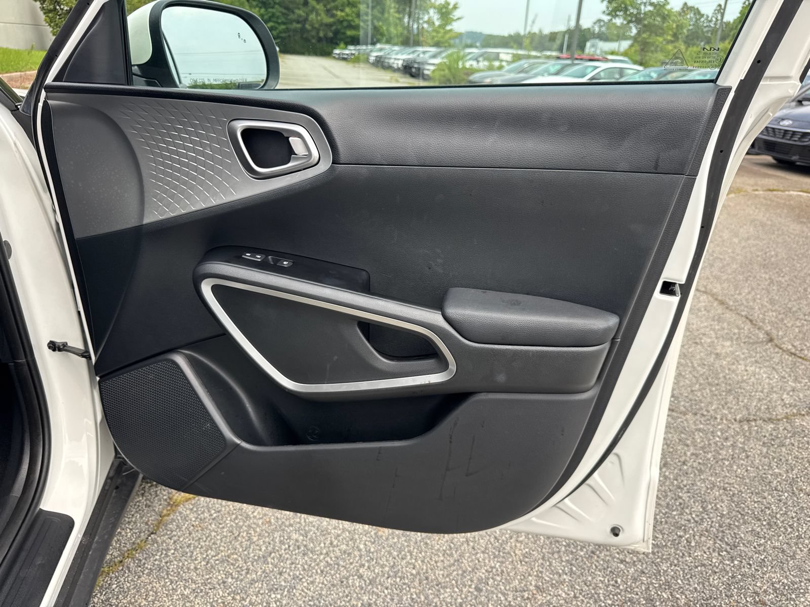 Used 2025 Kia Soul LX w/ LX Technology Package FWD image 14