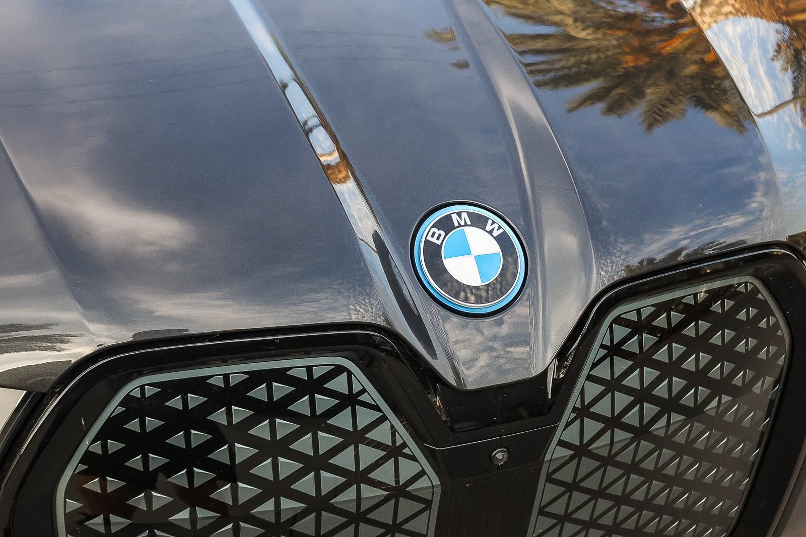 Used 2024 BMW iX xDrive50 w/ Sport Package AWD/4WD image 17