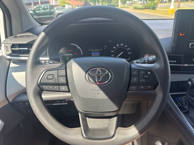 Used 2025 Toyota Sienna LE FWD image 17