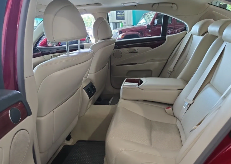 Used 2011 Lexus LS 460 AWD w/ Luxury Value Edition image 7