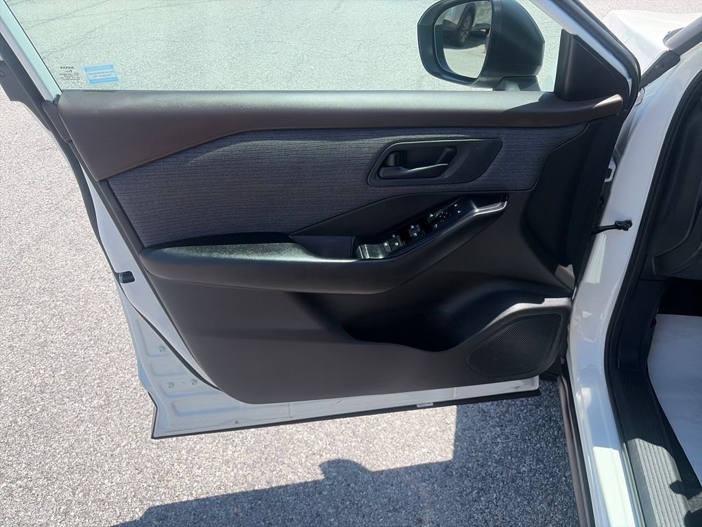 Used 2023 Nissan Rogue S AWD/4WD image 11