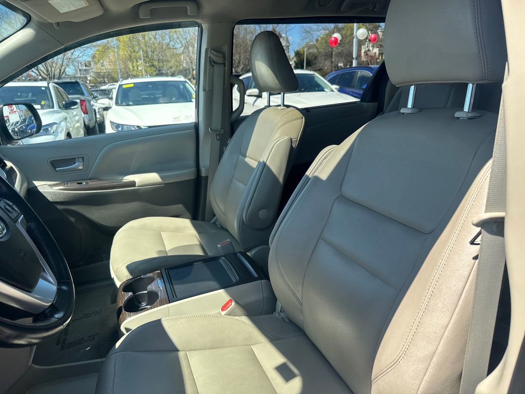 Used 2020 Toyota Sienna XLE w/ XLE Navigation Package AWD/4WD image 18