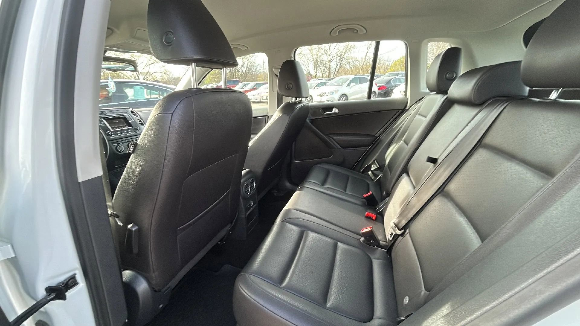 Used 2016 Volkswagen Tiguan SE image 38