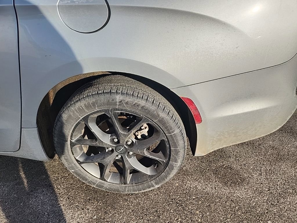 Used 2023 Chrysler Pacifica Limited w/ S Appearance Package image 8